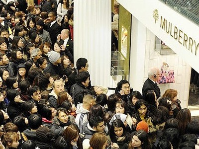 奢侈品境外抢购潮 国人消费力的展现与零售市场的反思